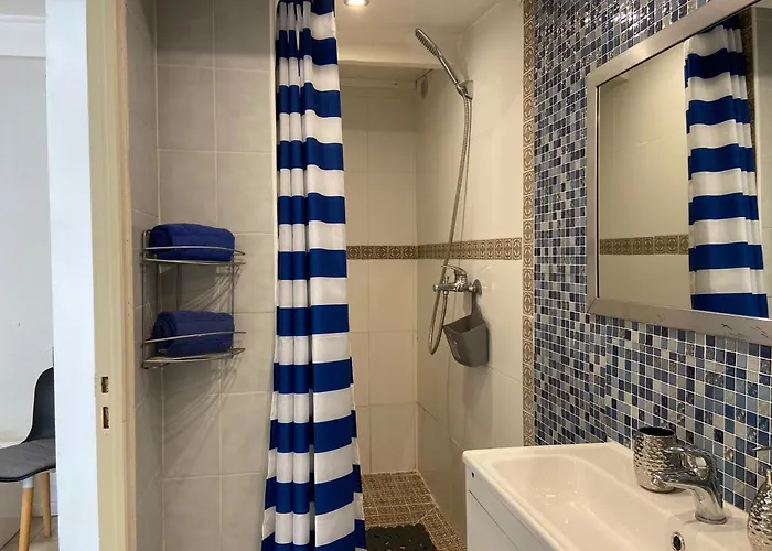 Debbie's Crew House Хостел