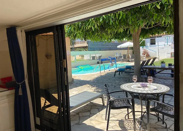 Debbie's Crew House Hostel Antibes