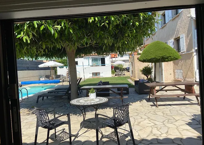 Debbie's Crew House Антіб