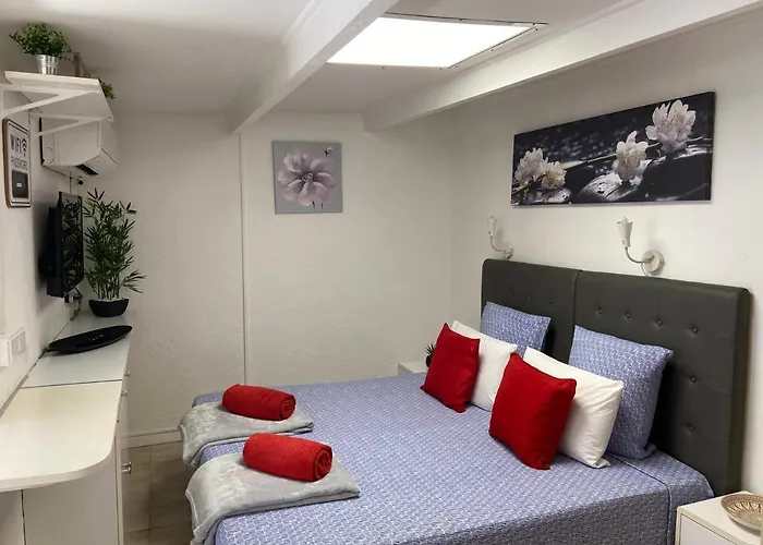 Debbie's Crew House *