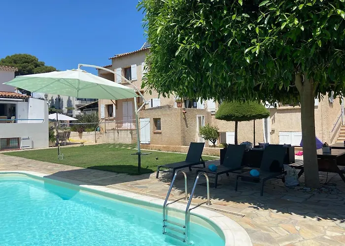 Debbie's Crew House Антіб