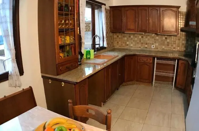 Хостел Debbie's Crew House *