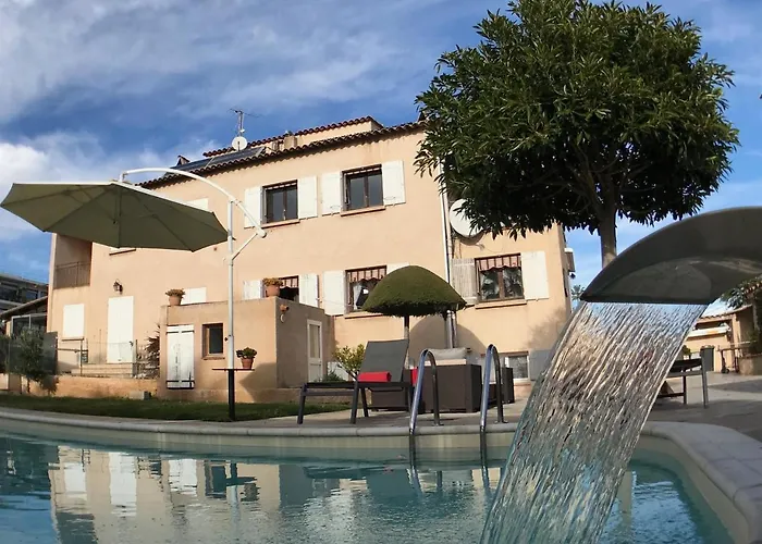 Debbie's Crew House Antibes