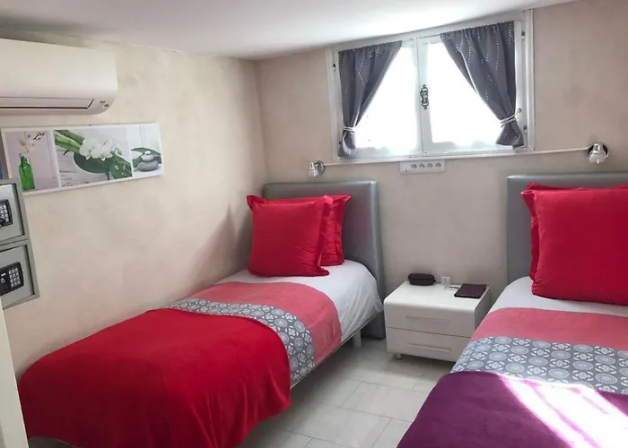 Hostel Debbie's Crew House *