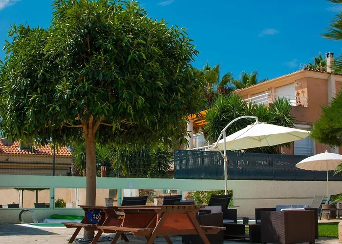 Debbie's Crew House Антіб