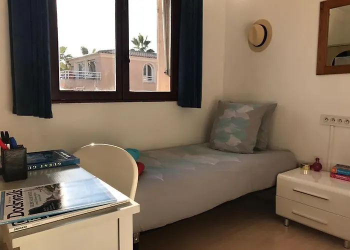 Хостел Debbie's Crew House