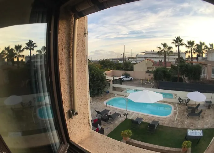 Debbie's Crew House Хостел *