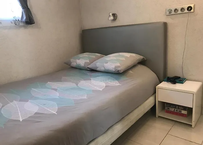 Хостел Debbie's Crew House