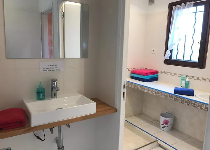 Debbie's Crew House Антіб