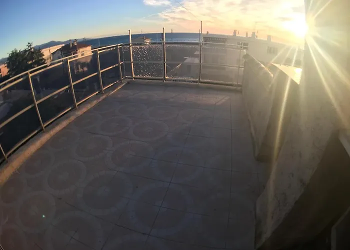 Hostel Debbie's Crew House Antibes