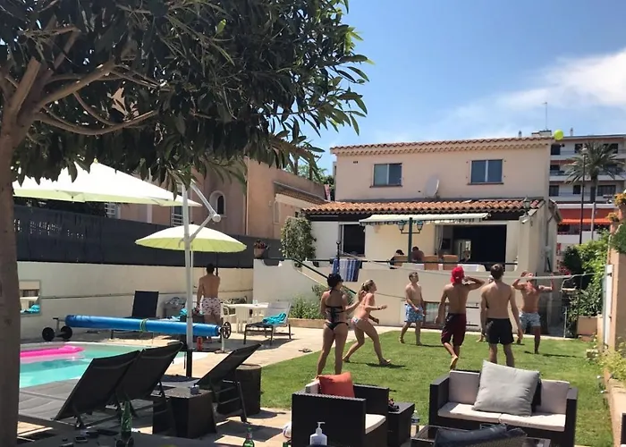 Хостел Debbie's Crew House *