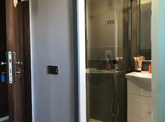 Debbie's Crew House Hostel