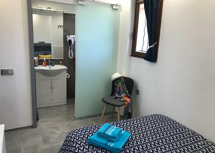 Debbie's Crew House Антіб