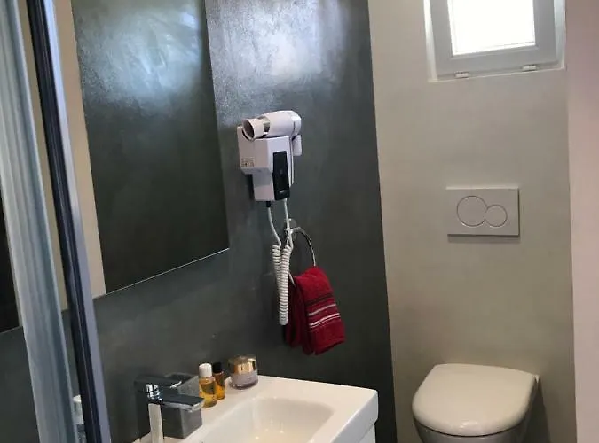 Debbie's Crew House Antibes