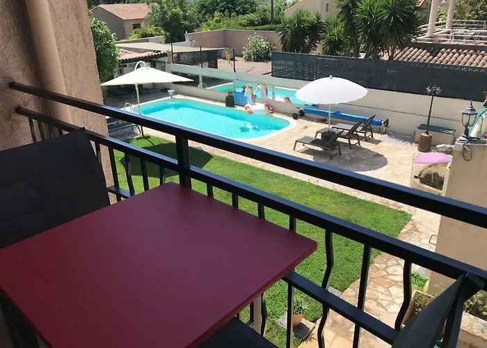 Хостел Debbie's Crew House Антіб