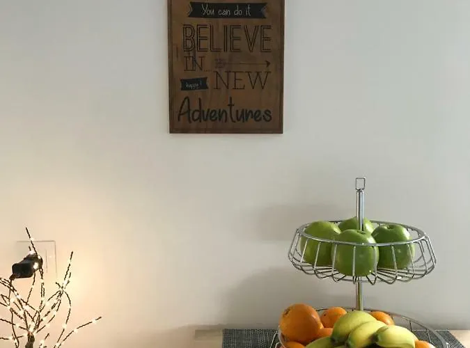 Хостел Debbie's Crew House Антіб