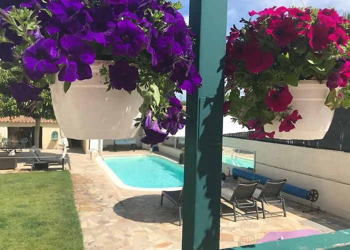 Debbie's Crew House * Антіб