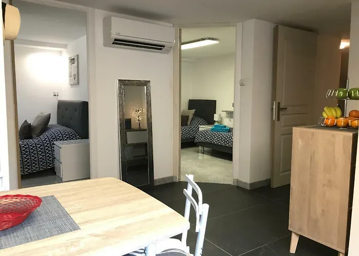 Hostel Debbie's Crew House Antibes