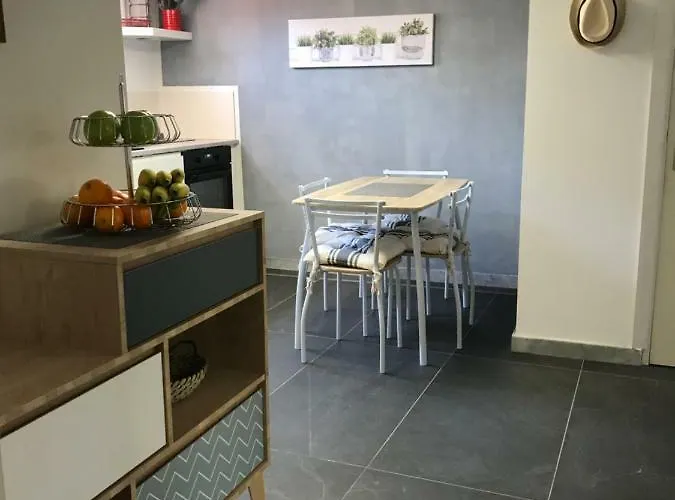 Hostel Debbie's Crew House