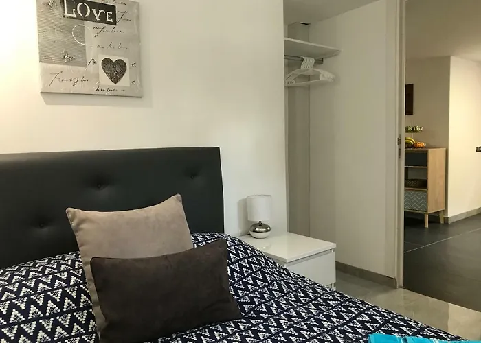 Хостел Debbie's Crew House Антіб