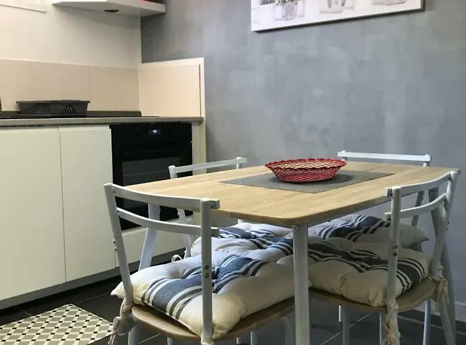 Debbie's Crew House Hostel Antibes