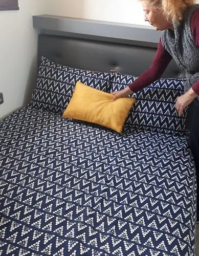 Debbie's Crew House Антіб